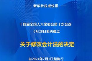 红魔球迷扮成圣诞老人支持主队，然而曼联半场2球落后维拉